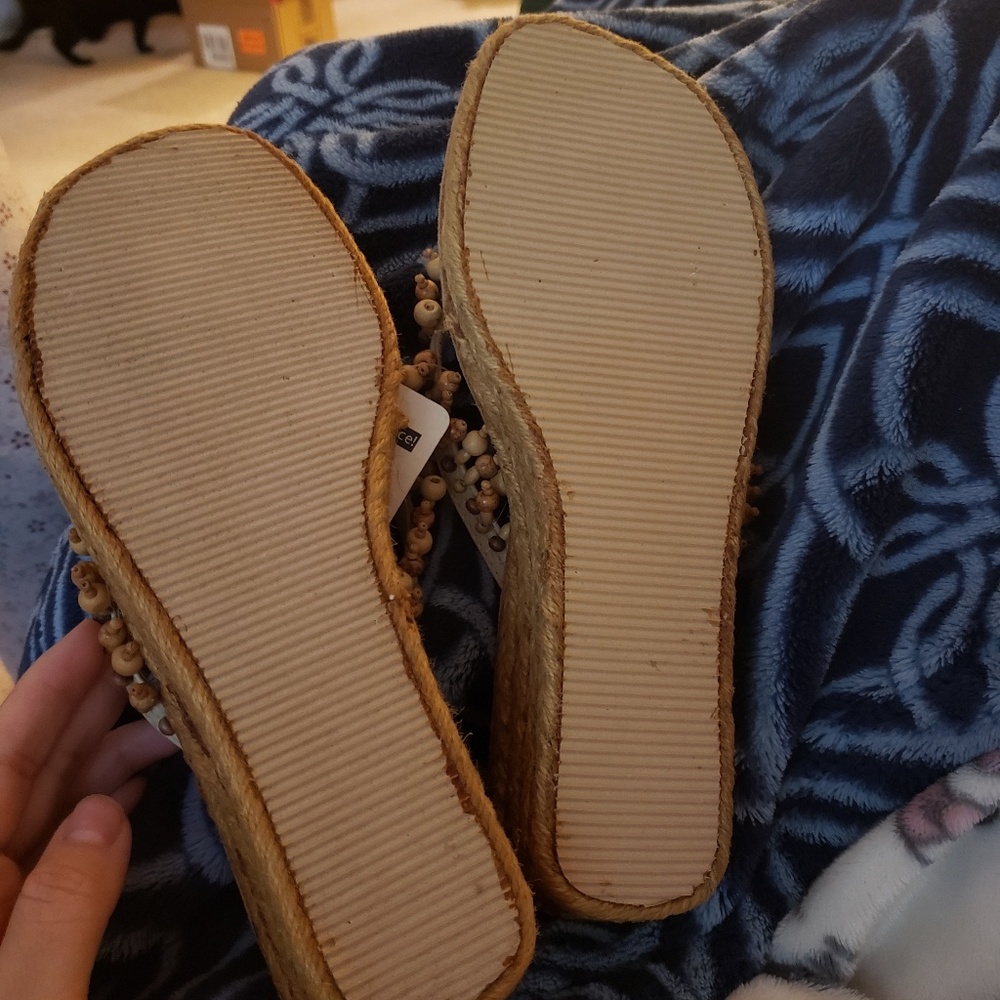 Sandles - Picture 2 of 4